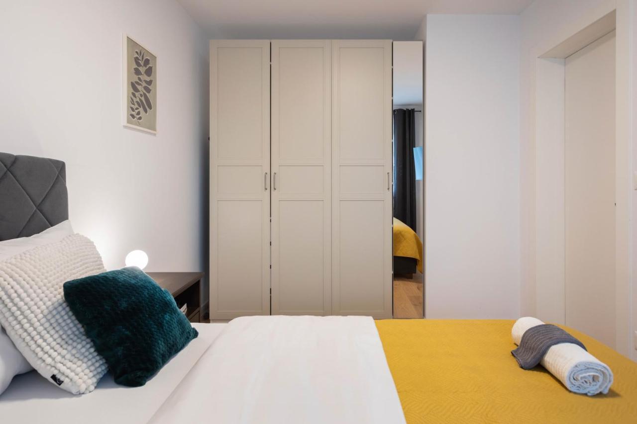 Design 2bdr With Balcony- Free Parking