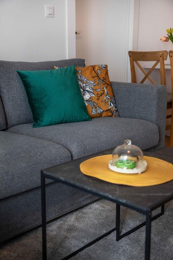 Design 2bdr With Balcony- Free Parking Apartment *