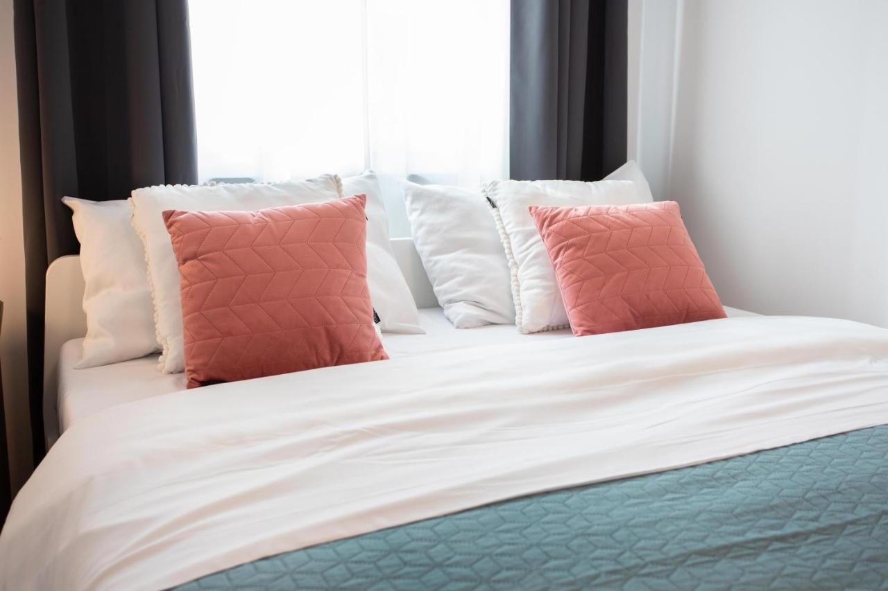 Design 2bdr With Balcony- Free Parking Apartment *